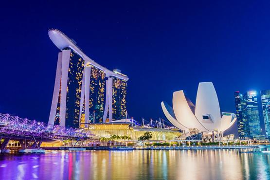 Discover the futuristic Marina Bay area of Singapore