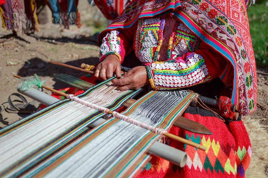 Watch traditional crafts in the Sacred Valley