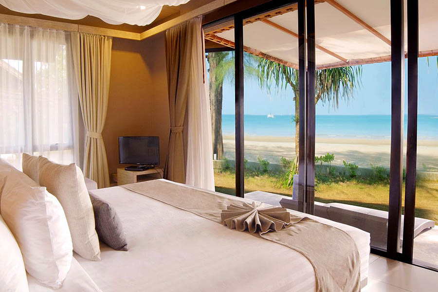 I’d say the ultimate ‘book-it-for-your-honeymoon’ room is a Deluxe Beachfront Villa