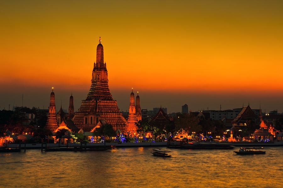The temple of Wat Arun, Bangkok | Fly round the world Business Class